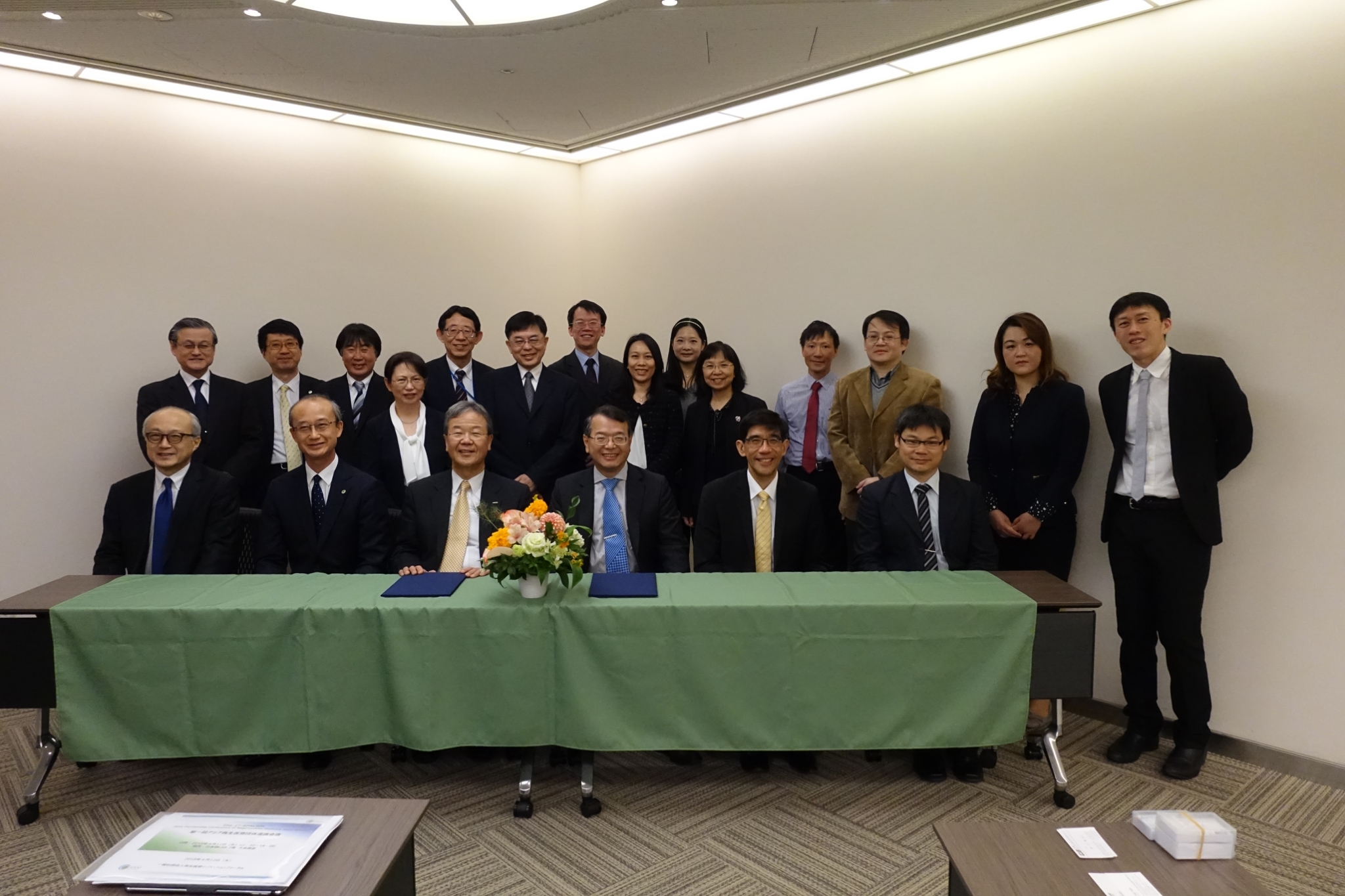生醫推動小組(BPIPO)吳忠勳主任代表與日本再生醫療論壇組織(FIRM)戶田雄三會長於4月11日上午簽署合作備忘錄，並彼此團隊合照，記錄這一刻。